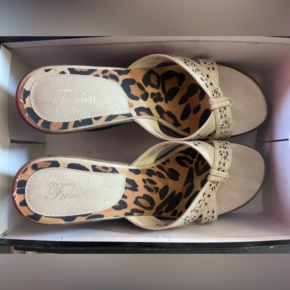 Fusion Size 9 Platform Sandals NIB - Picture 2 of 4